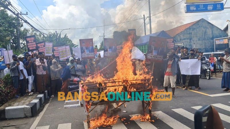 Ratusan massa demonstran saat menggelar aksi bakar keranda di Jrengik mendesak Pilkades serentak di Sampang segera digelar. Foto: MUTAMMIM/ BANGSAONLINE