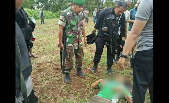 Salah satu jenazah sebelum dievakuasi petugas.