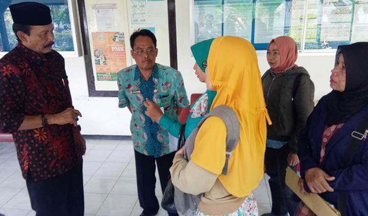 Beberapa wali murid saat mendatangi kantor cabang Dinas Pendidikan Provinsi Jawa Timur. foto: ARIF KURNIAWAN/ BANGSAONLINE