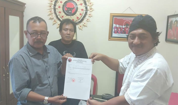 M. Sukoiri ketika mengembalikan berkas pendaftaran cabup di kantor DPC PDIP. 