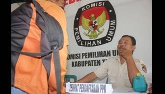 Staf KPU Tuban ketika melayani calon pendaftar PPK Tuban di kantor KPU jalan Pramuka. (Suwandi/BANGSAONLINE)