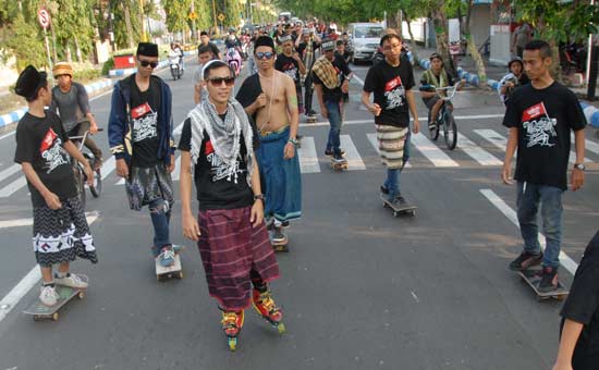 Aksi komunitas Skateboard Jombang saat parade. (foto; rony suhartomo/BANGSAONLINE)