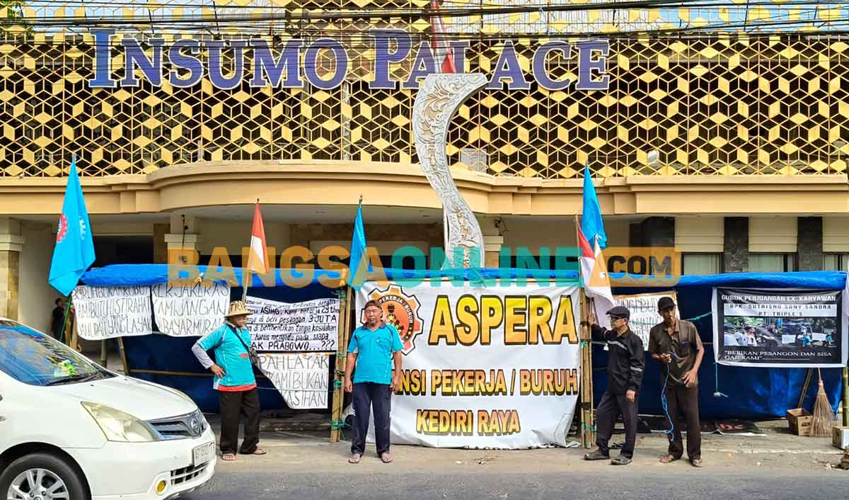 Agus Suparjo (nomor 2 dari kanan) bersama kawan-kawan saat berada di depan tenda. Foto: MUJI HARJITA/BANGSAONLINE

