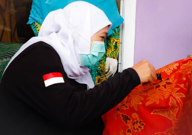Gubernur Jawa Timur, Khofifah Indar Parawansa membantik. foto: ist/ bangsaonline.com