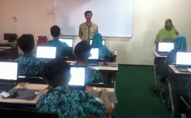 Drs. H. Samsudin, M.Pd, Kepala MTsN Malang 1, meninjau gladi bersih persiapan UNBK di Lab Komputer. foto: iwan irawan/ BANGSAONLINE