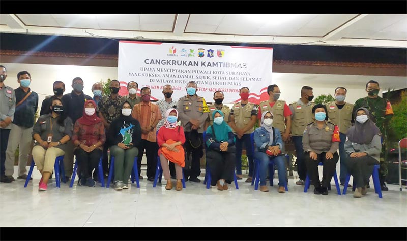 Forkopimcam yang dimotori Polsek dan Kecamtan Dukuh Pakis saat menggelar "Cangkrukan Kamtibmas Tiga Pilar" di Kelurahan Dukuh Pakis. foto: ist.