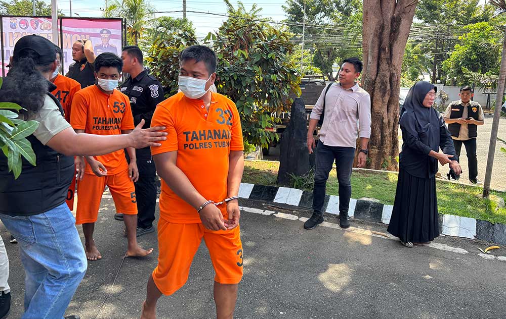 Ketiga pelaku pencurian gabah dan beras di tempat penggilingan padi saat dikeler di Mapolres Tuban.