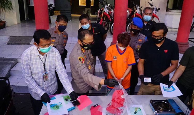Wakapolres Kota Surabaya, AKBP Hartoyo saat menggelar konferensi pers di Halaman Belakang Mapolres, Rabu (17/6/2020).