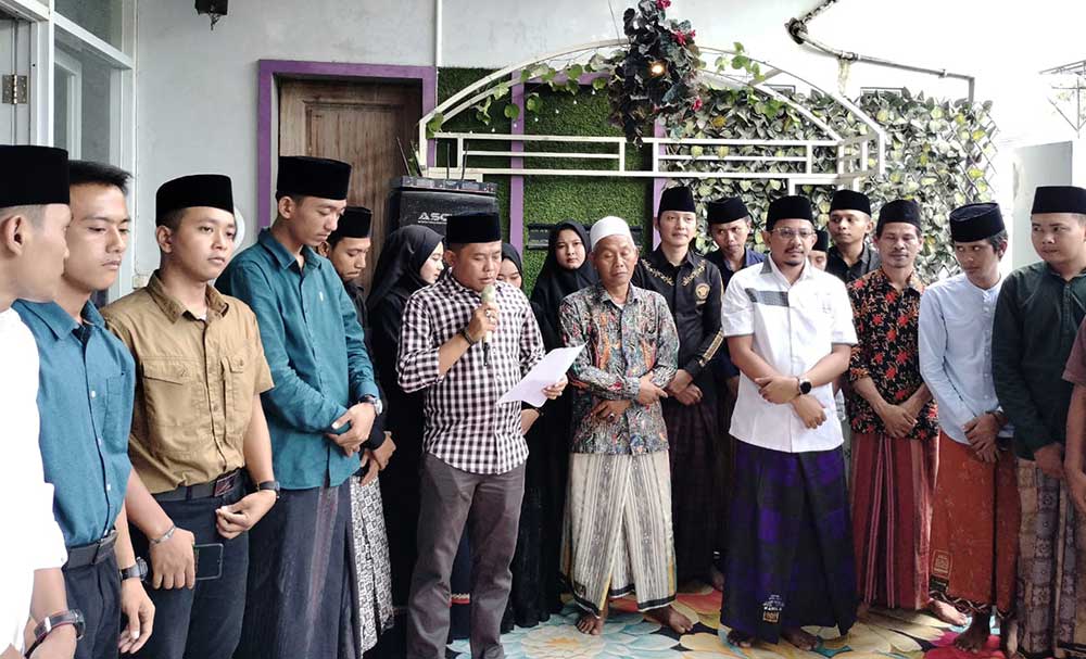 Kuasa Hukum Akeloy Production, Zamroni, saat menyampaikan permohonan maaf atas penayangan film "Guru Tugas" yang diduga mengandung SARA dan pelecehan terhadap santriwati.