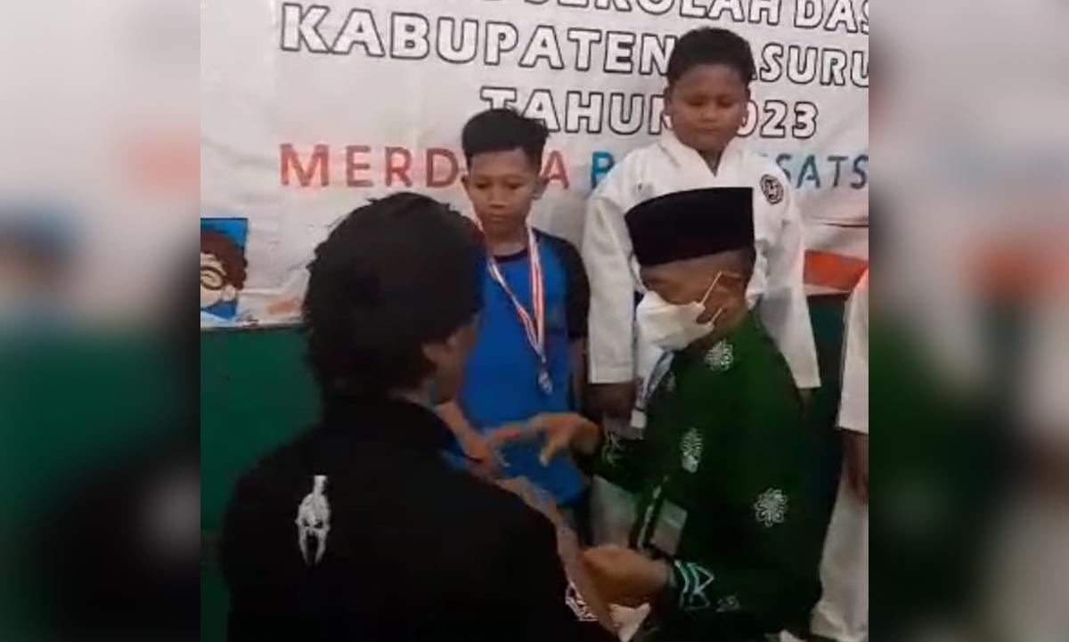 Dimas Ovi Firmansyah, Siswa Kelas 5 SDN 1 Bulusari mendapatkan medali perak dalam kejuaraan karate tingkat kabupaten.