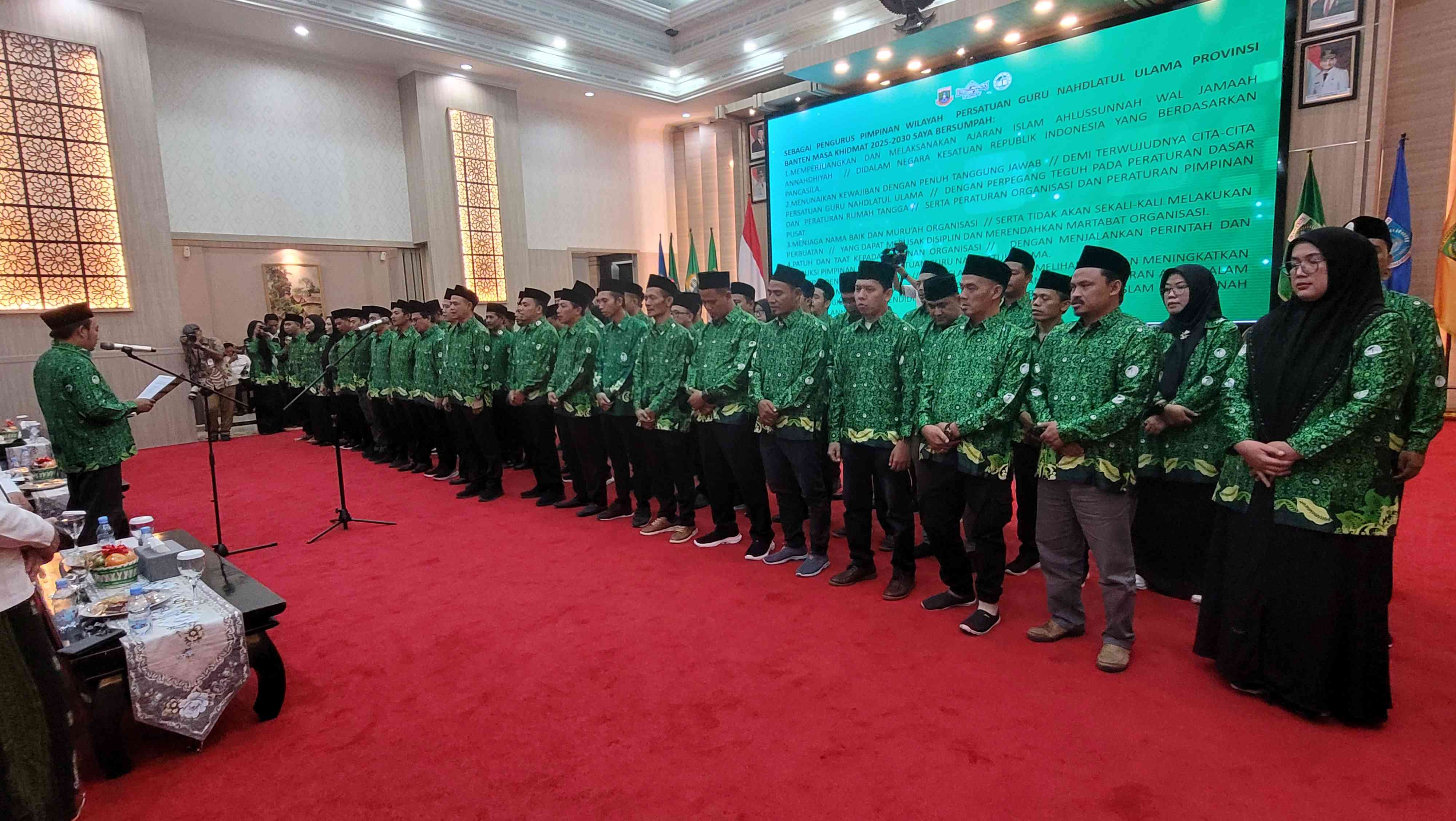 Sekjen PP Pergunu Dr Aris Adi Leksono melantik Pengurus Wilayah Persatuan Guru Nahdlatul Ulama (PW Pergunu) Banten di Aula Pendopo Gubernur Banten,  Rabu (24/9/2025). Foto: bangsaonline