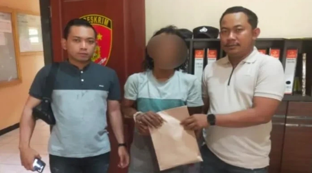 Pelaku saat diamankan anggota Polsek Ngimbang