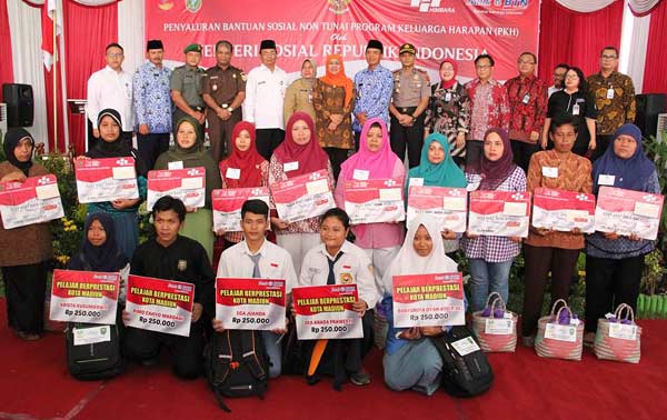 Menteri Sosial, Khofifah Indar Parawansa foto bersama dengan pejabat di Madiun serta para penerima PKH dan siswa teladan. foto: HENDRO/ BANGSAONLINE