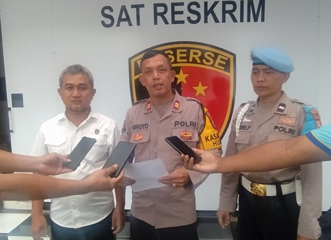 Kasi Humas Polres Pelabuhan Tanjung Perak, Iptu Suroto saat memberi keterangan. Foto: Rusmiyanto/BANGSAONLINE