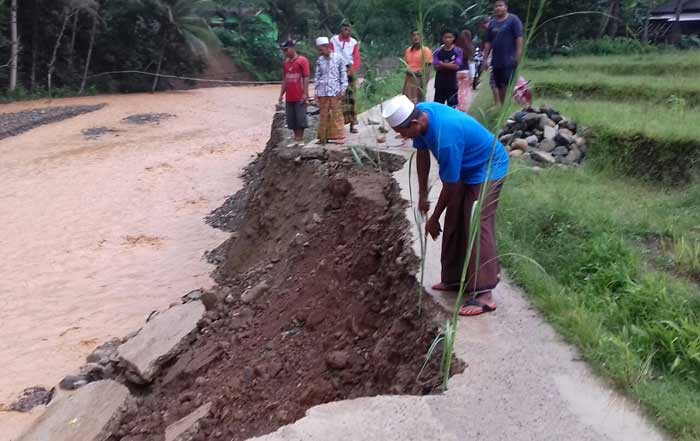 Kondisi akses jalan antar dusun di Arjosari yang putus diterjang banjir.