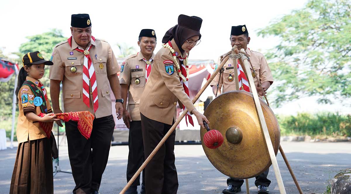 Wali Kota Kediri ketika memukul gong sebagai tanda pembukaan Pesta Pramuka Siaga Kwarran Mojoroto 2026. Foto: Ist