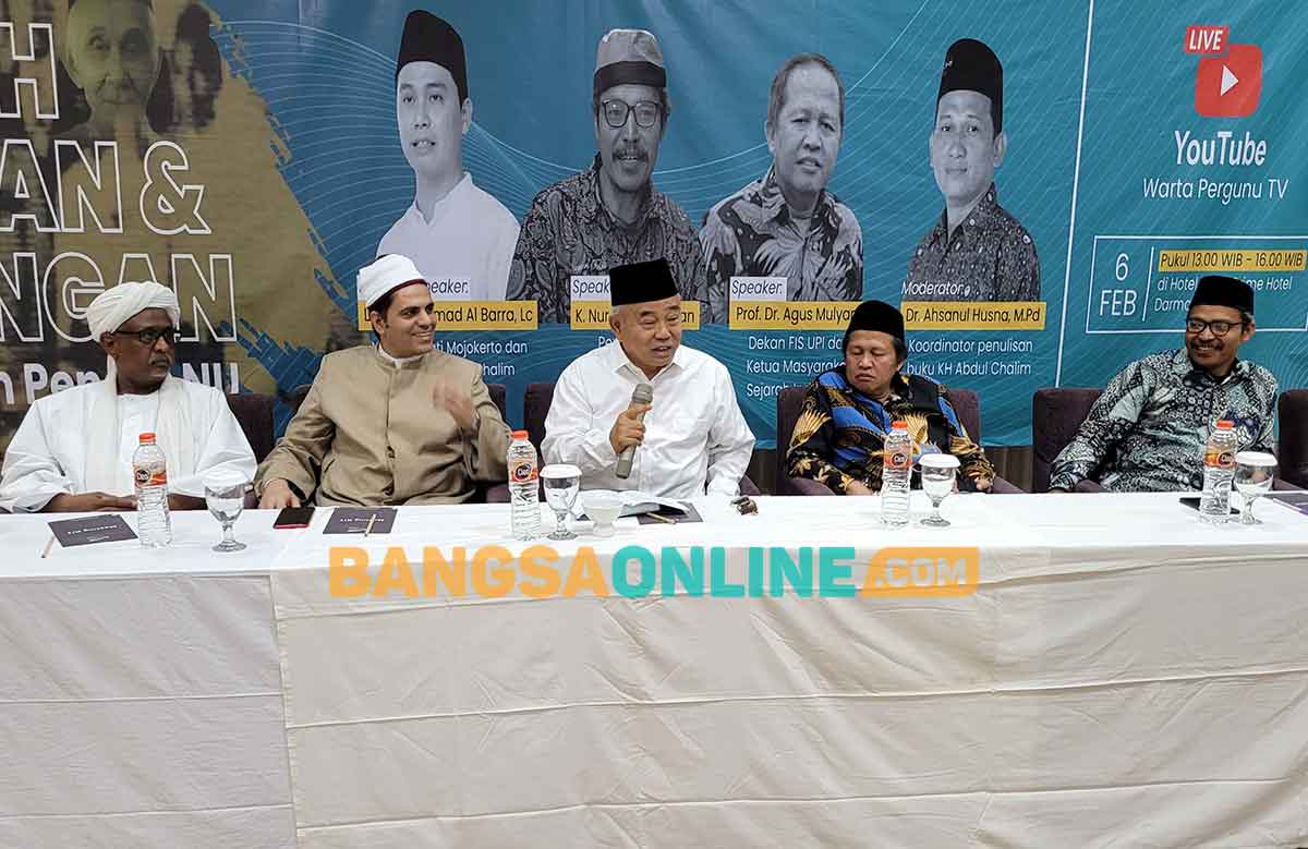 Prof Dr KH Asep Saifuddin Chalim, MA (pegang mik) pada para nara sumber lain: Prof Dr Agus Mulyana, dan Nur Kholis Ridwan. Tampak juga Syaikh Ibarahim dan Syaikh Shodiq. Foto: M Mas