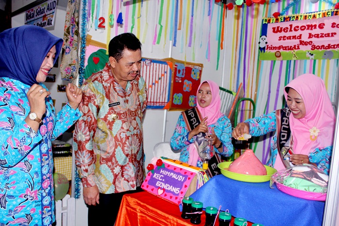 Wabup Pungkasiadi ketika berbicara dengan bunda PAUD. Foto: YUDI EP/BANGSAONLINE 
