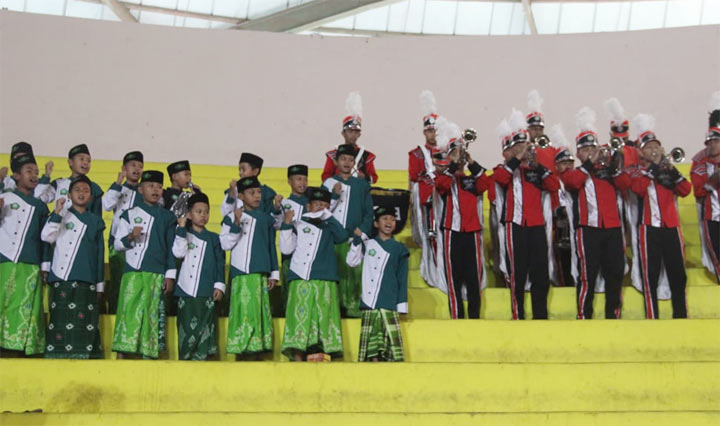 Sejumlah bocah anggota drumband saat pembukaan turnamen futsal sarungan.