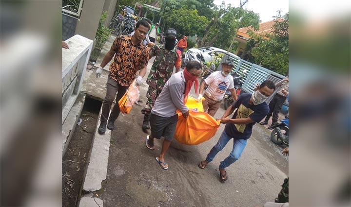 Nenek Sarni, warga Jabon, jenazahnya dievakuasi dari sumur.