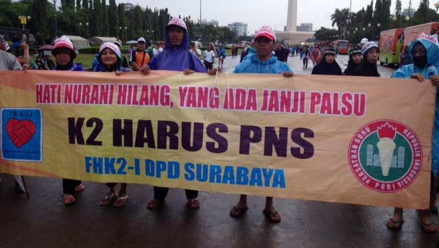 Tenaga honorer saat demo dan dalam kawalan aparat. foto: Rakisa Ibnu Rahman/ BANGSAONLINE