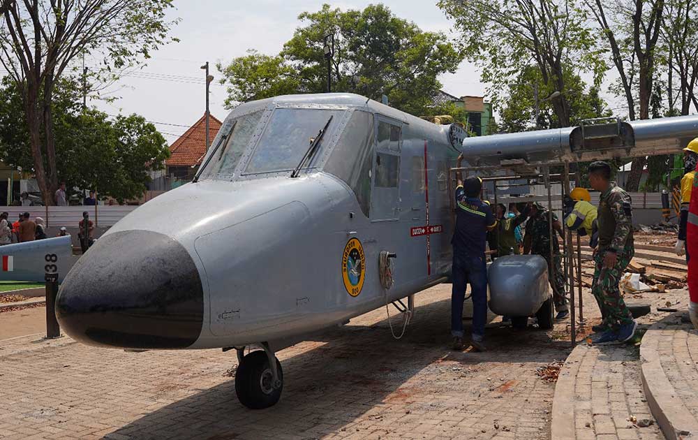Pesawat TNI AL jenis Nomad N22/24 saat proses perakaitan di Taman Huta Kota Abipraya, Tuban.