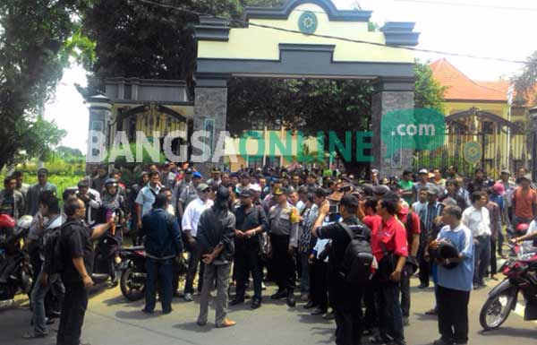 Pendukung penggugat, Choirul Anam, saat berkumpul di depan PN Kediri. foto: dendi martoni/ BANGSAONLINE