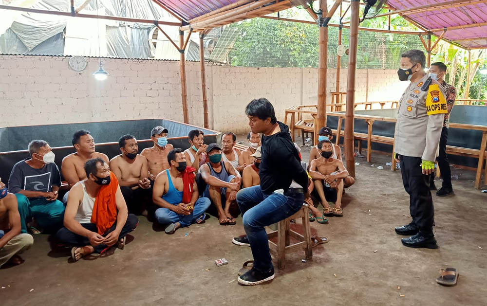 Sebanyak 26 orang diamankan dari penggerebekan judi sabung ayam di Kecamatan Wlingi.