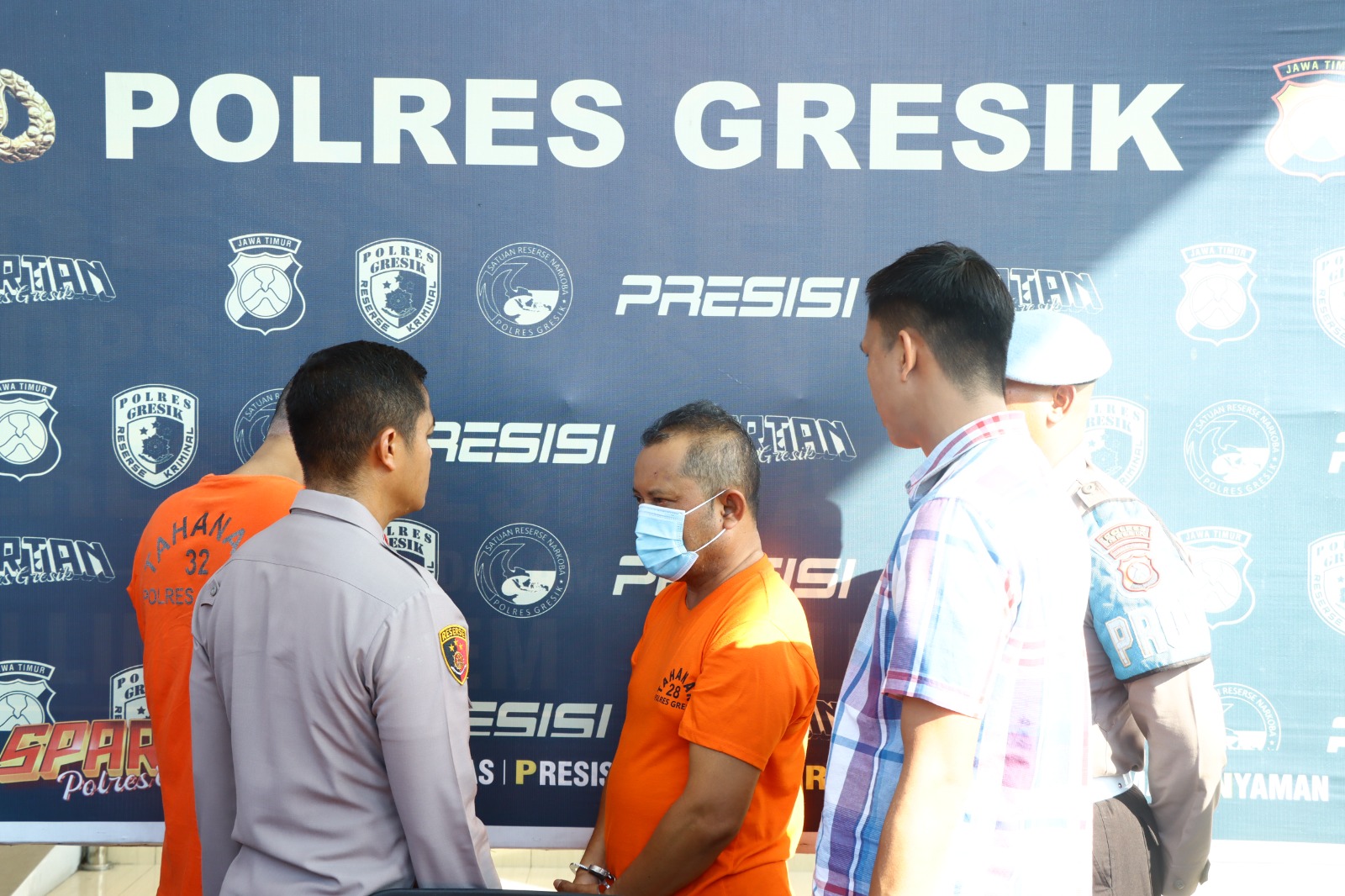 Kapolres Gresik, AKBP Rovan Richard Mahenu saat rilis tersangka. FOTO: ist.
