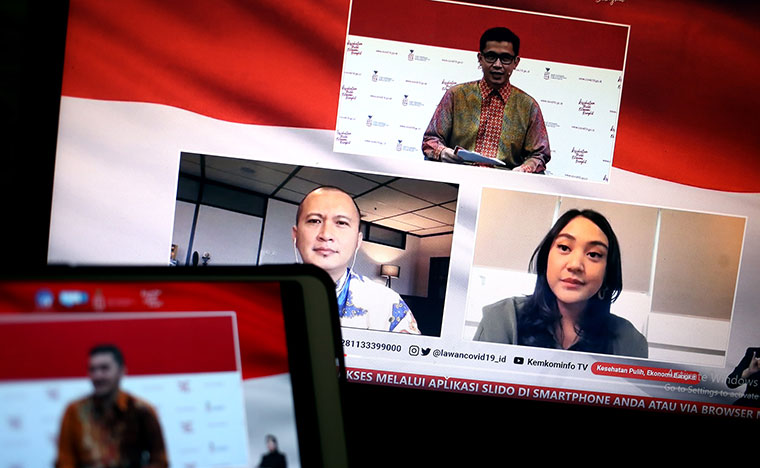 Fiki Satari, Stafsus Menteri Koperasi UKM bersama Gabriel Frans, Co-Founder dan CEO Credibook (Pemenang I Pahlawan Digital UMKM 2020) dan Putri Tanjung, Penggagas Pahlawan Digital UMKM berdiskusi dalam dialog produktif bertema Pahlawan Digital Pendukung UMKM di Jakarta, Rabu 11 November 2020.