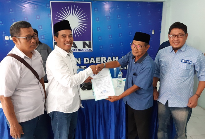 TINGGAL CARI PENDAMPING: Bacabup Haris (kiri dan berkopyah) menerima Surat Mandat dari DPD PAN Sidoarjo, Rabu (29/1). foto: MUSTAIN/ BANGSAONLINE