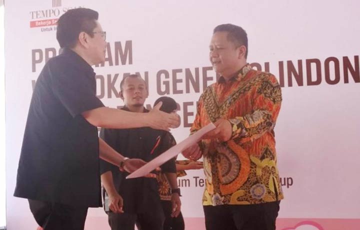 Wakil Wali Kota Surabaya Whisnu Sakti Buana (kanan) saat menghadiri acara Program Indonesia Tersenyum, Wujudkan Generasi Indonesia Bergizi dan Sehat di Surabaya, Kamis (21/2).