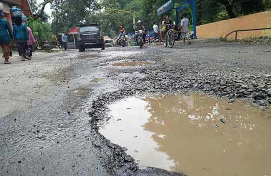 Salah satu titik jalan yang dipenuhi lubang. foto: BANGSAONLINE
