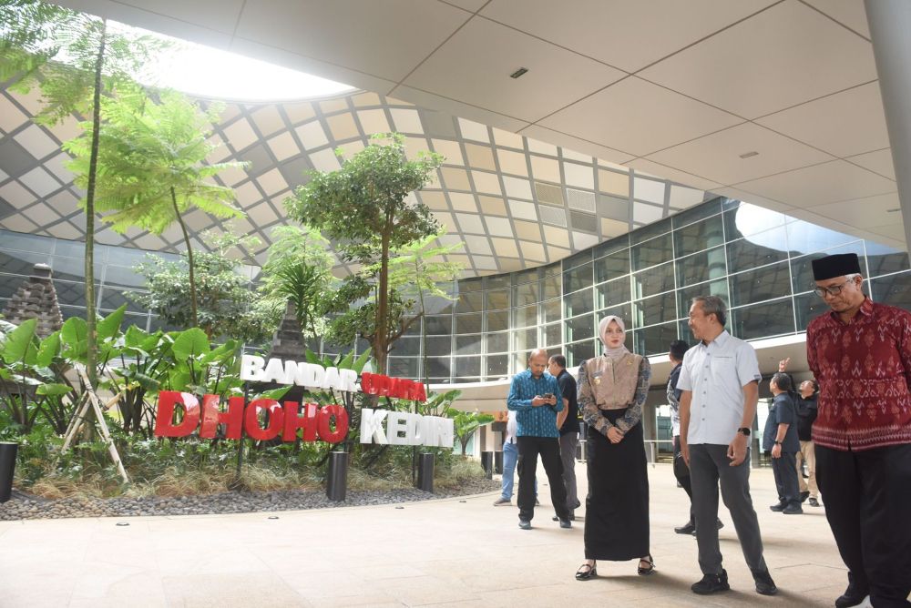 Wali Kota Kediri Vinanda Prameswati dan Wakil Wali Kota Kediri Qowimuddin saat meninjau Bandara Dhoho Kediri. (Ist)