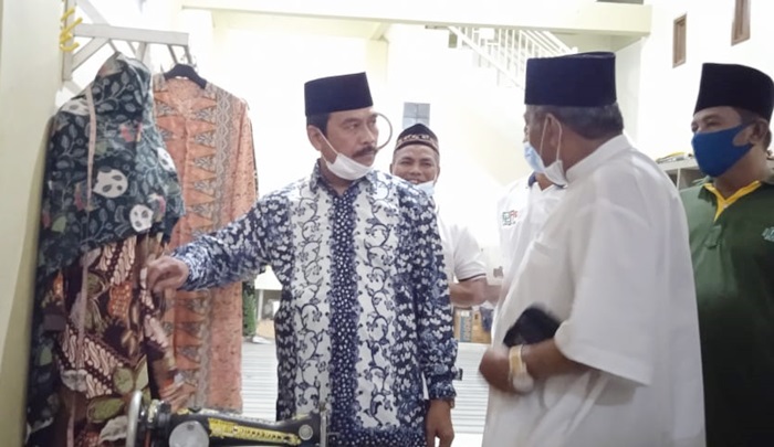 Qosim ketika mengunjungi sentra perajin kampung batik di Desa Cerme Lor. foto: ist.