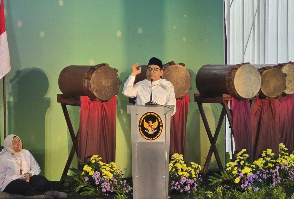 Menko Bidang Pemberdayaan Masyarakat, Muhaimin Iskandar saat memberi sambutan di Ponpes Syaichona Cholil. Foto: SUBAIDAH/ BANGSAONLINE.com