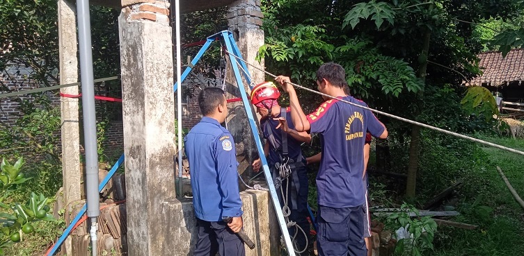 Evakuasi kambing yang tercebur ke dalam sumur.