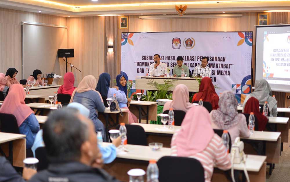 Sosialisasi hasil evaluasi pelaksanaan Pilkada serentak tahun 2024 di Kabupaten Tuban yang diikuti ibu-ibu PWI.