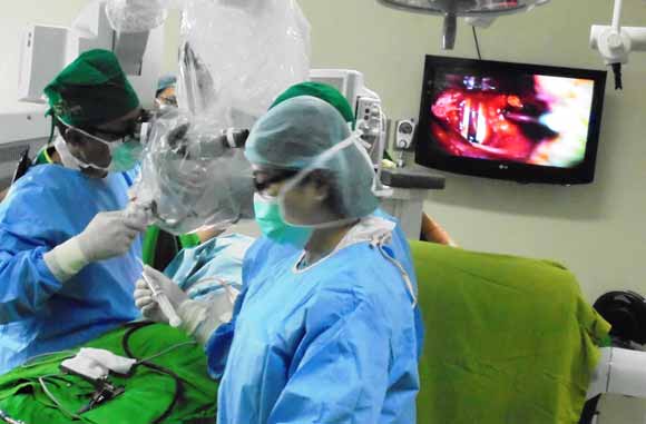 Operasi Leher, Keluarga Pasien Bisa Lihat secara Live