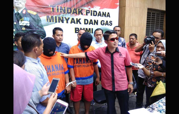 Kedua tersangka saat dilakukan rilis oleh petugas. 