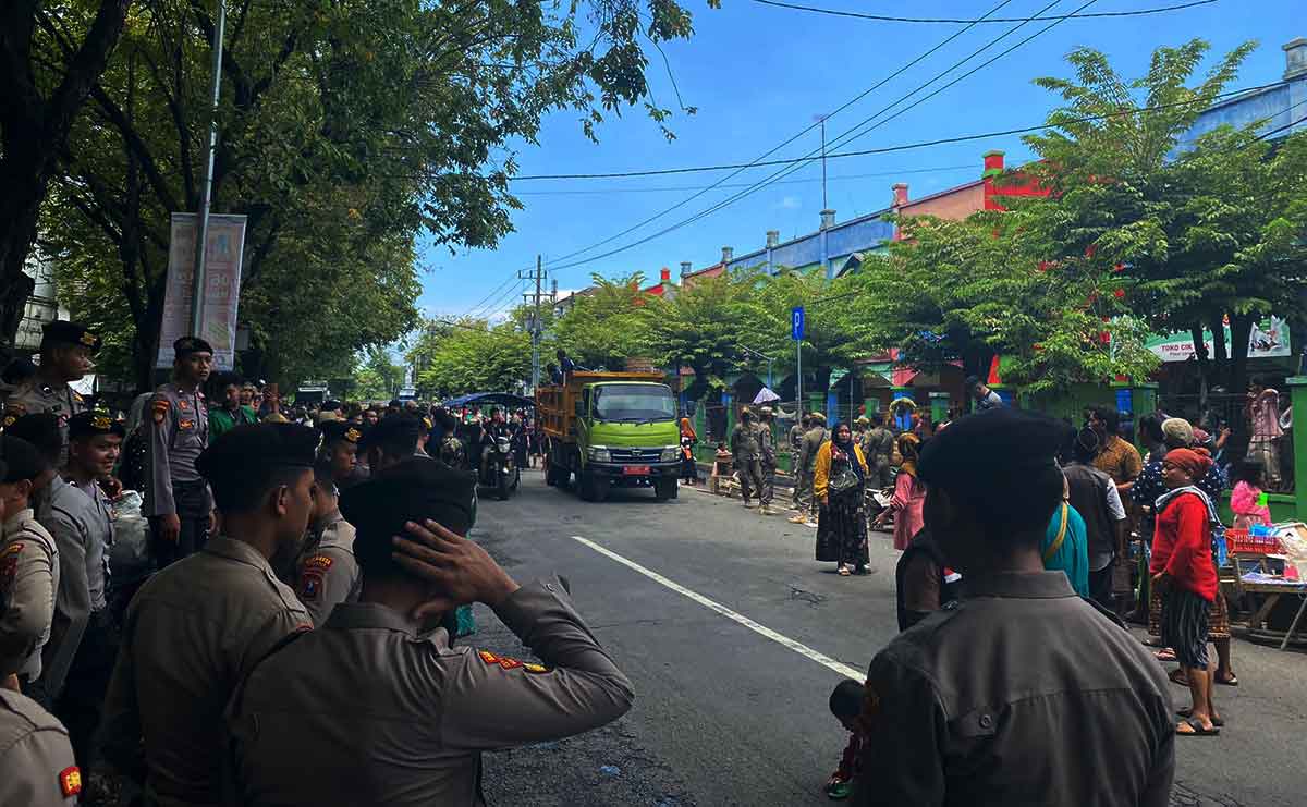 Petugas saat berjaga di sekitar Pasar Larangan, Sidoarjo.