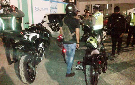 Mode bodong dan para pengendara yang terjaring razia malam Ramadan. (foto: rusmiyanto/BANGSAONLINE)