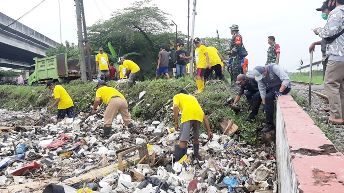 BPBD Kabupaten Pasuruan bersama jajaran Muspika serta OPD terkait, melakukan kerja bakti pembersihan sampah dan lumpur yang menyumbat beberapa saluran anak Sungai Wrati.