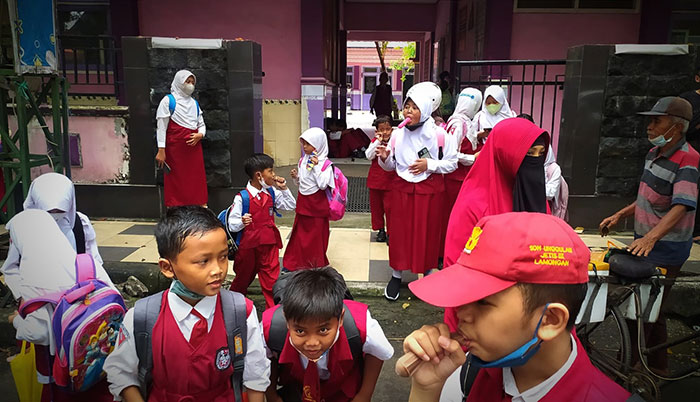 Suasana masuk sekolah di SDN 3 Jetis, Lamongan.