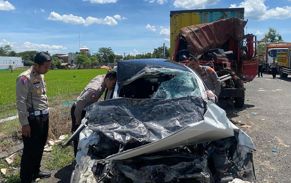 Kasatlantas Polres  Ngawi bersama Kasubdit Gakkum Ditlantas Polda Jatim melihat kondisi Honda Mobilio usai menabrak truk.