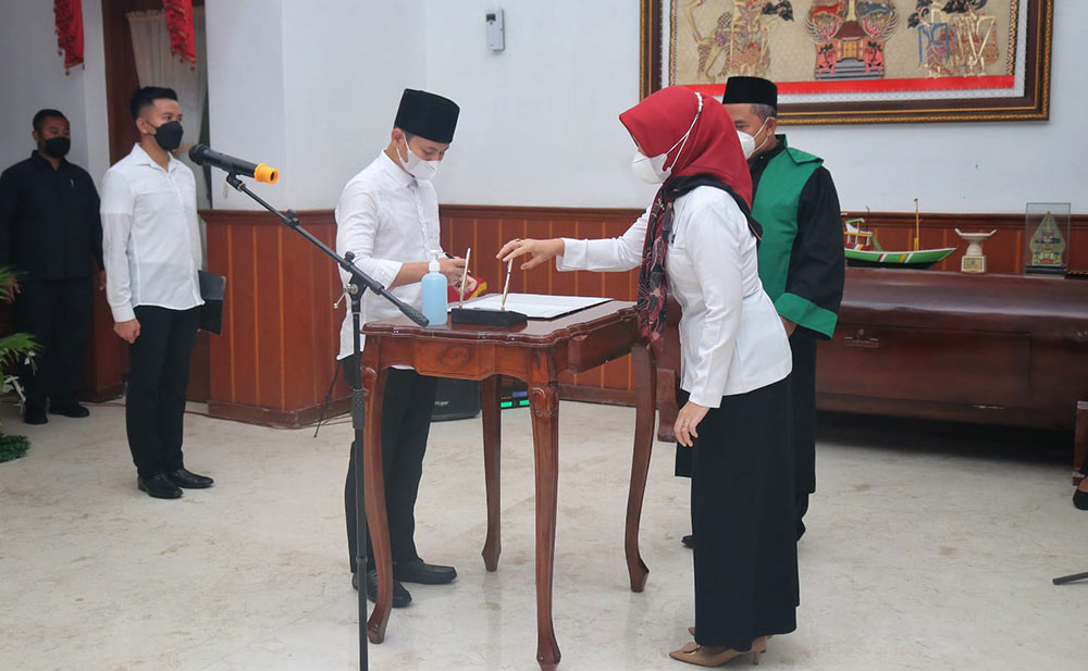 Bupati Trenggalek Moch. Nur Arifin menandatangani SK penunjukan Camat Pogalan Dilly Dwi Kurniasari sebagai Pj. (Penjabat) Kades Ngulan Wetan.