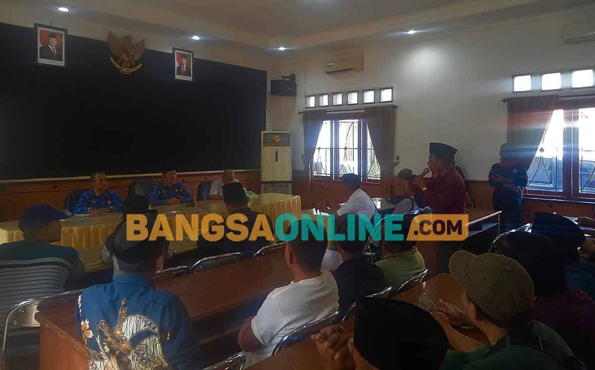 Masyarakat se-Kecamatan Banyuates bersama LPK Trankonmasi saat menyampaikan aspirasinya di Kantor DPMD Sampang. Foto: MUTAMMIM/BANGSAONLINE