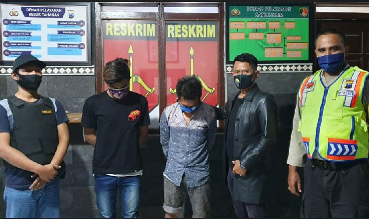 Dua pelaku pengeroyokan yang berhasil ditangkap. foto: AAN AMRULLOH/ BANGSAONLINE
