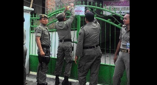 Petugas Satpol PP saat menyegel salah satu panti pijat tak berijin. (Arif Kurniawan/BANGSAONLINE)