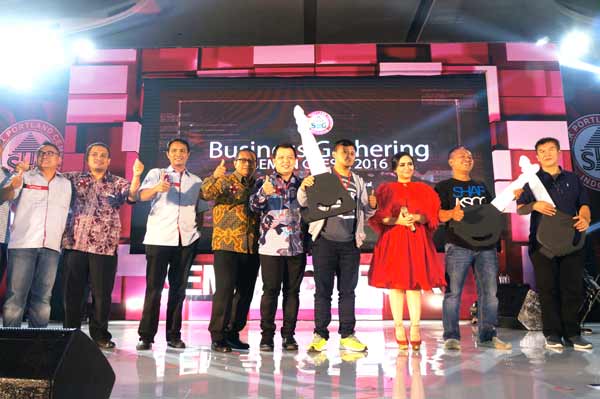 ?Kepala Departemen Penjualan Semen Gresik, Bambang Djoko berfoto dengan para pemenang grand prize acara Business Gathering Semen Gresik Area Jawa Barat di Ballroom Hotel Harris, Bandung.foto:syuhud/BANGSAONLINE.